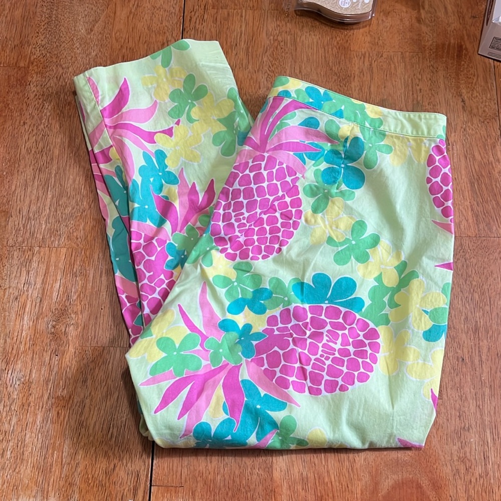 Ladies Lilly Pulitzer vintage print lightweight cotton blend cropped pants
